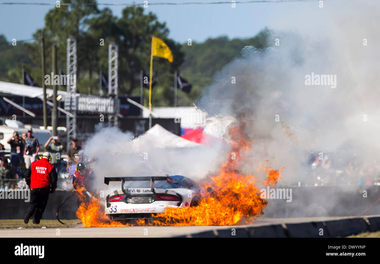 En Sebring, Florida, EE.UU. 15 Mar, 2014. En Sebring, FL - Mar 15, 2014: La Riley Motorsport Dodge ViperExchange.com sube en llamas tras un choque temprano en las 12 horas de Sebring en Sebring International Raceway en Sebring, FL. Crédito: csm/Alamy Live News Foto de stock
