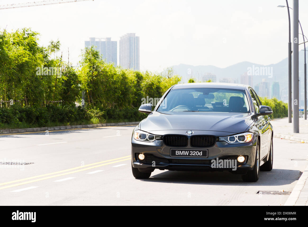 Sedán BMW 320d 2013 en color gris. Foto de stock