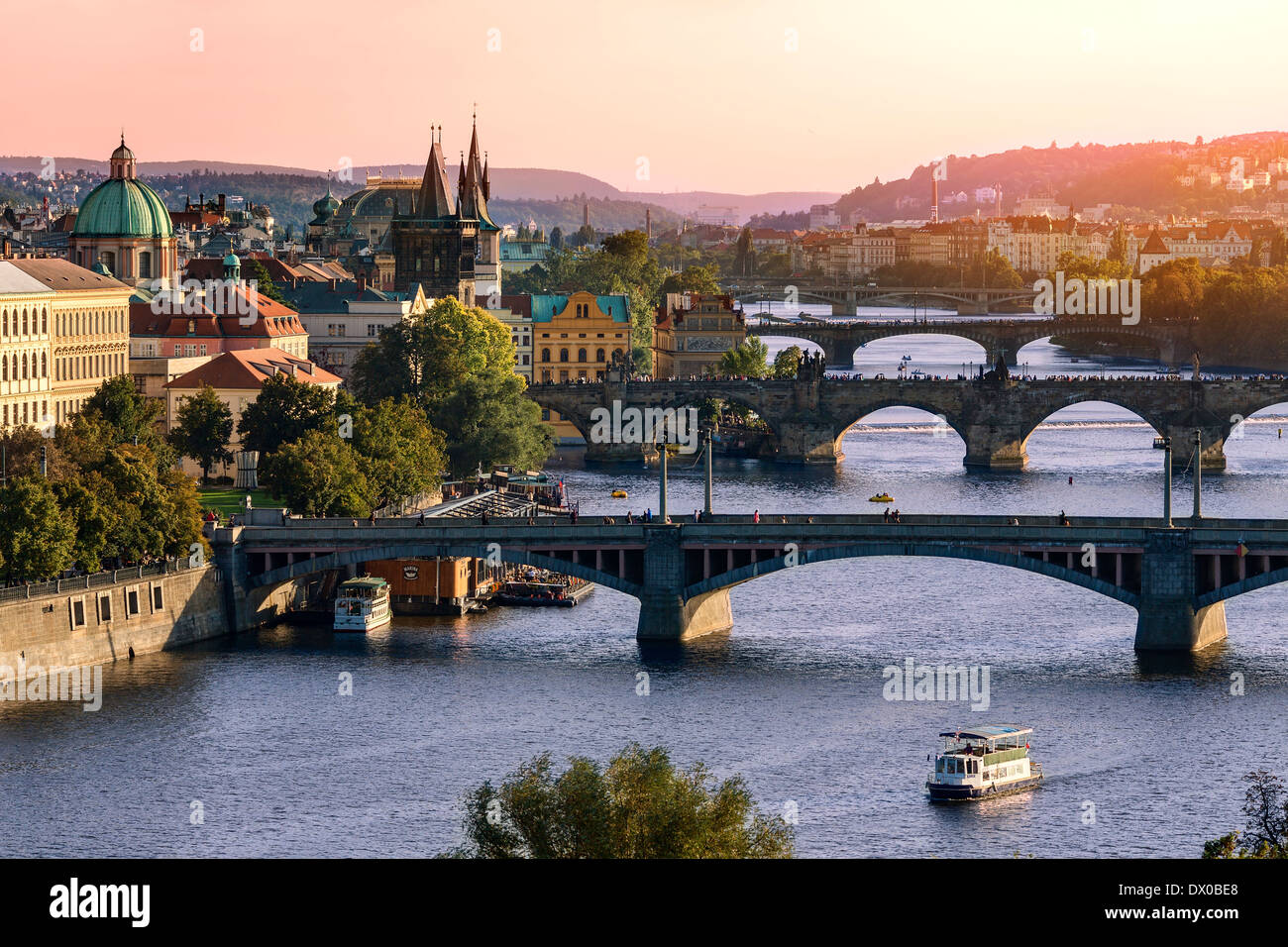 A través del río Vitava y el Puente Charles y los puentes de Praga. Foto de stock