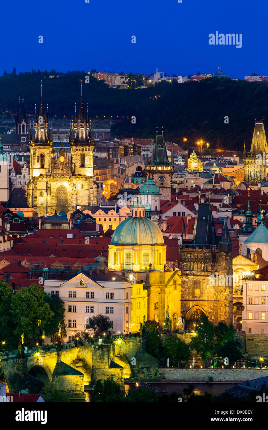 República Checa, horizonte de Praga al anochecer Foto de stock