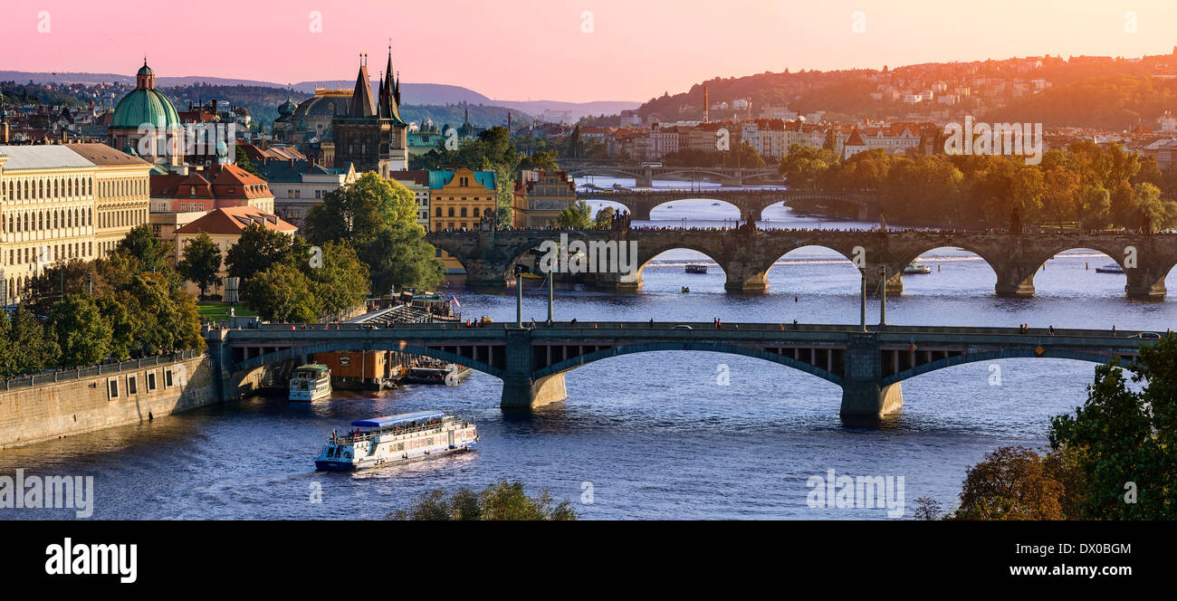A través del río Vitava y el Puente Charles y los puentes de Praga. Foto de stock