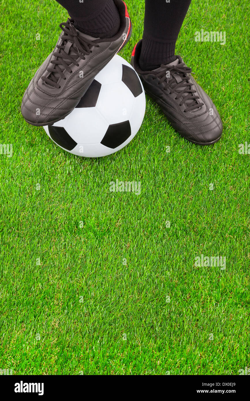 tácticas de pelota de fútbol en el campo de hierba con barrera para  entrenar a los niños saltando 7500503 Foto de stock en Vecteezy