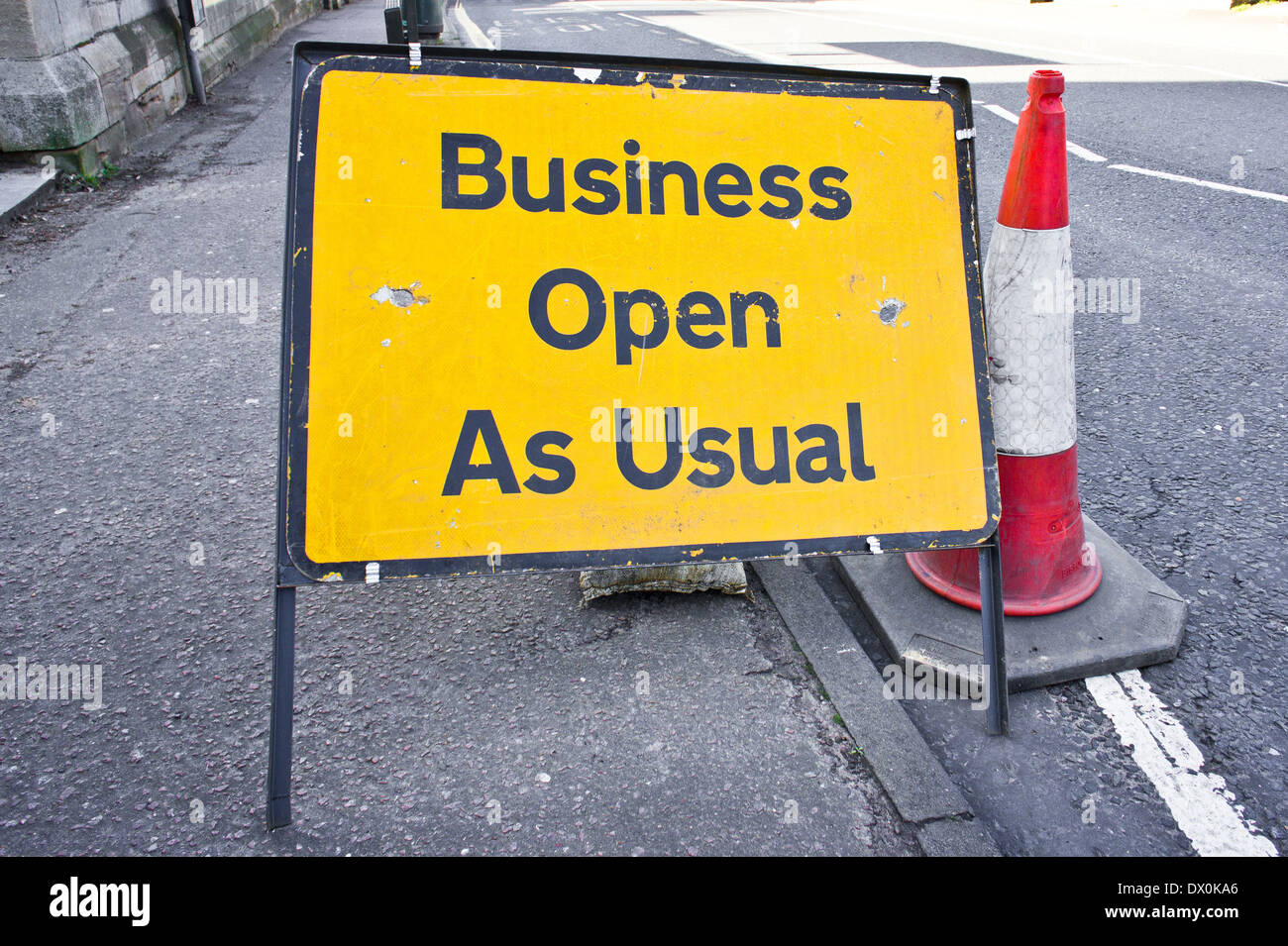 Cartel indicando comerciales abiertos como de costumbre durante el período de obras en la carretera Foto de stock