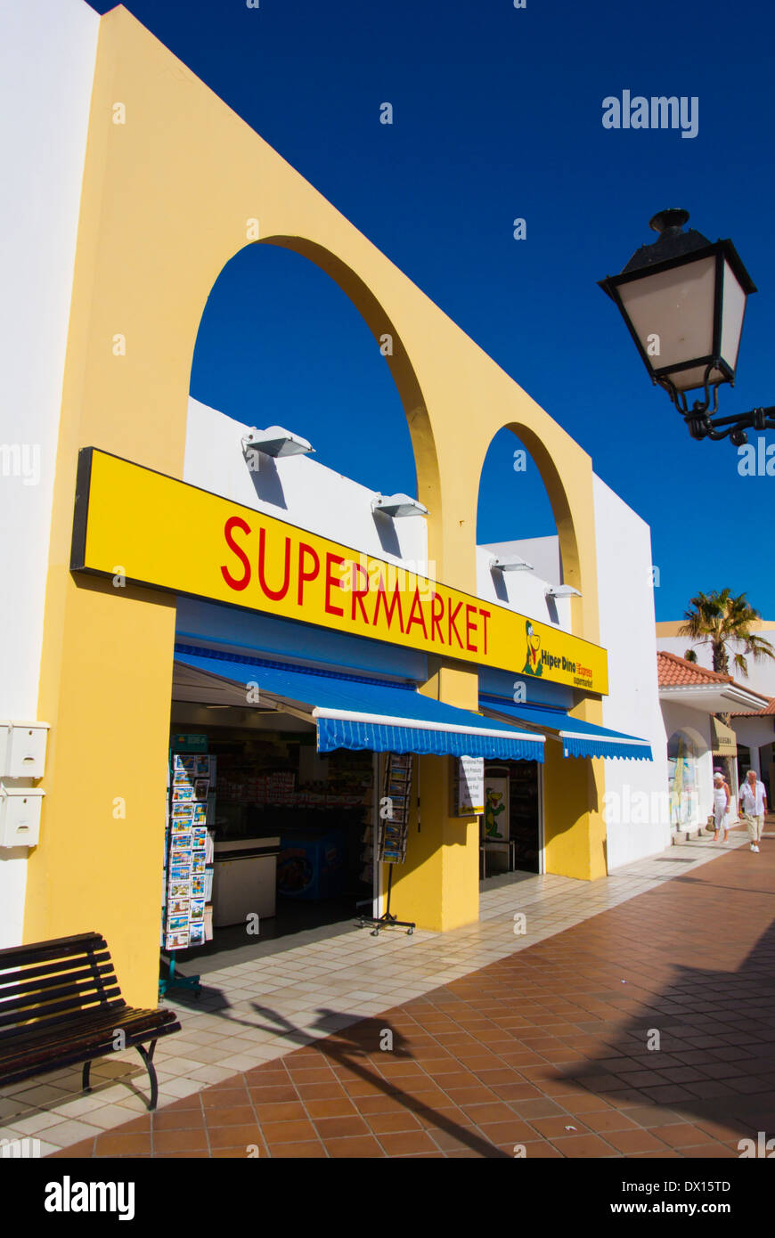 Supermercado Hiperdino exterior, Caleta de Fuste, Fuerteventura, Islas Canarias, España, Europa Foto de stock