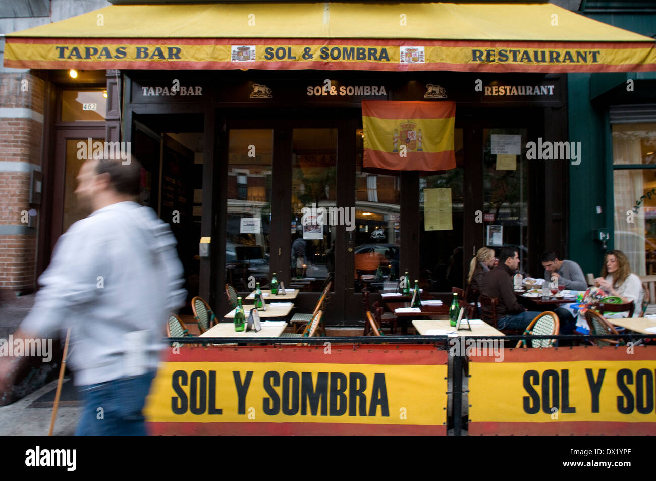 Sol y Sombra en el Tapas Bar. 462 Amsterdam Avenue. Teléfono 212-400-4036. Este típico restaurante español ofrece deliciosa comida típica Foto de stock