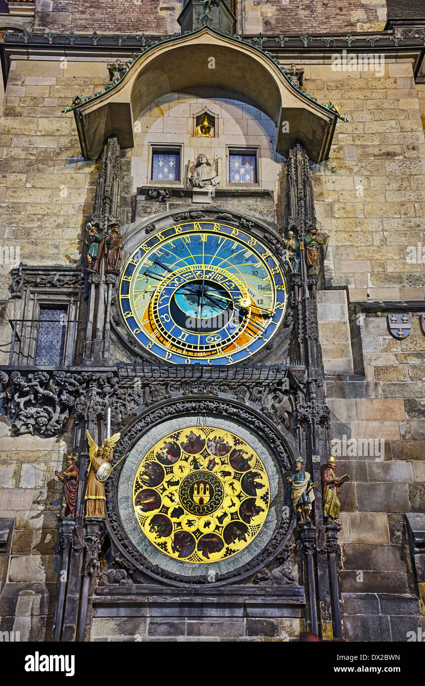 Praga, República Checa - SEP 03: Viejo reloj astronómico en la noche. Reloj Astronómico (Orloj) en la República Checa Foto de stock