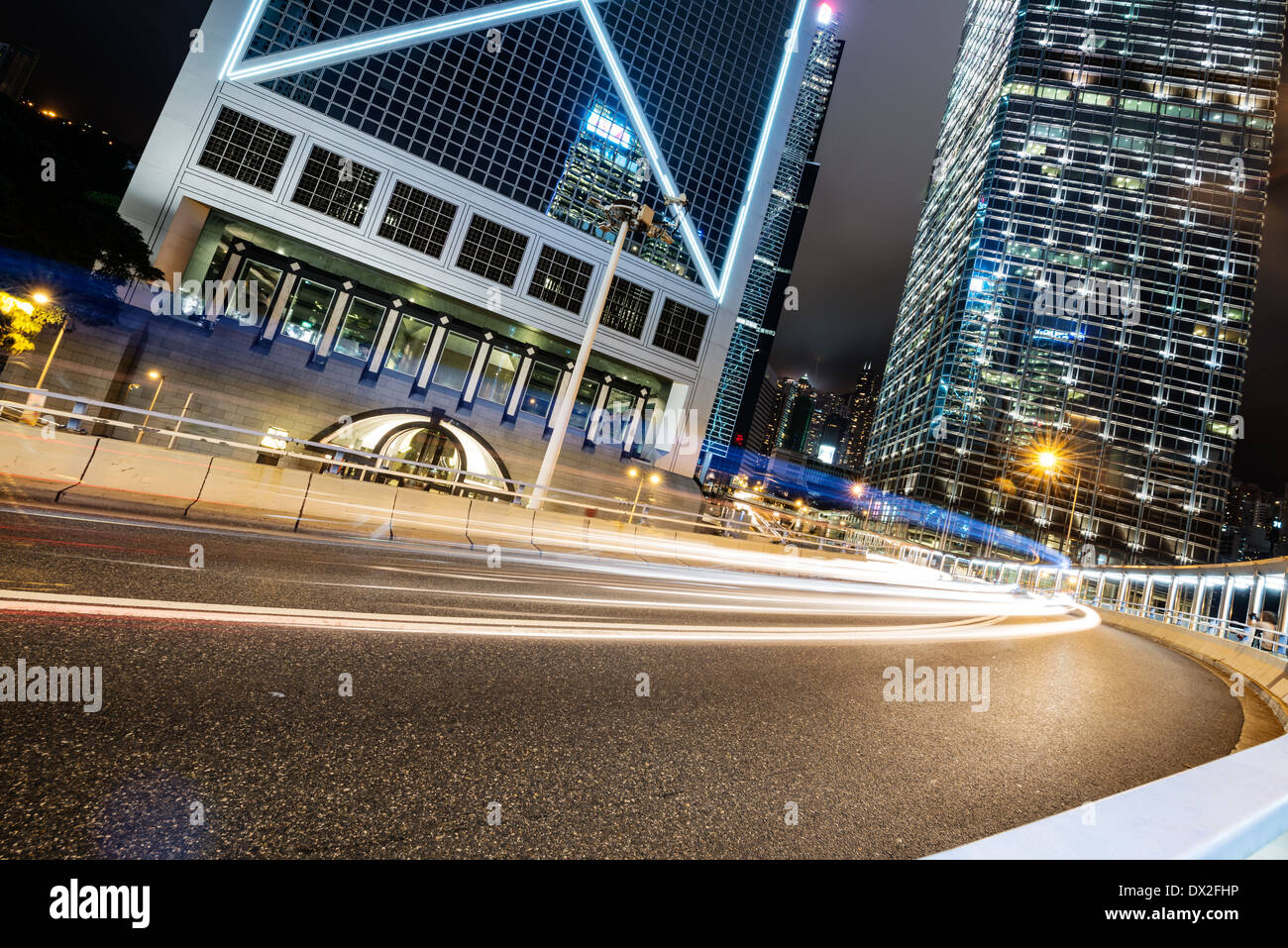 El tráfico en Hong Kong por la noche Foto de stock
