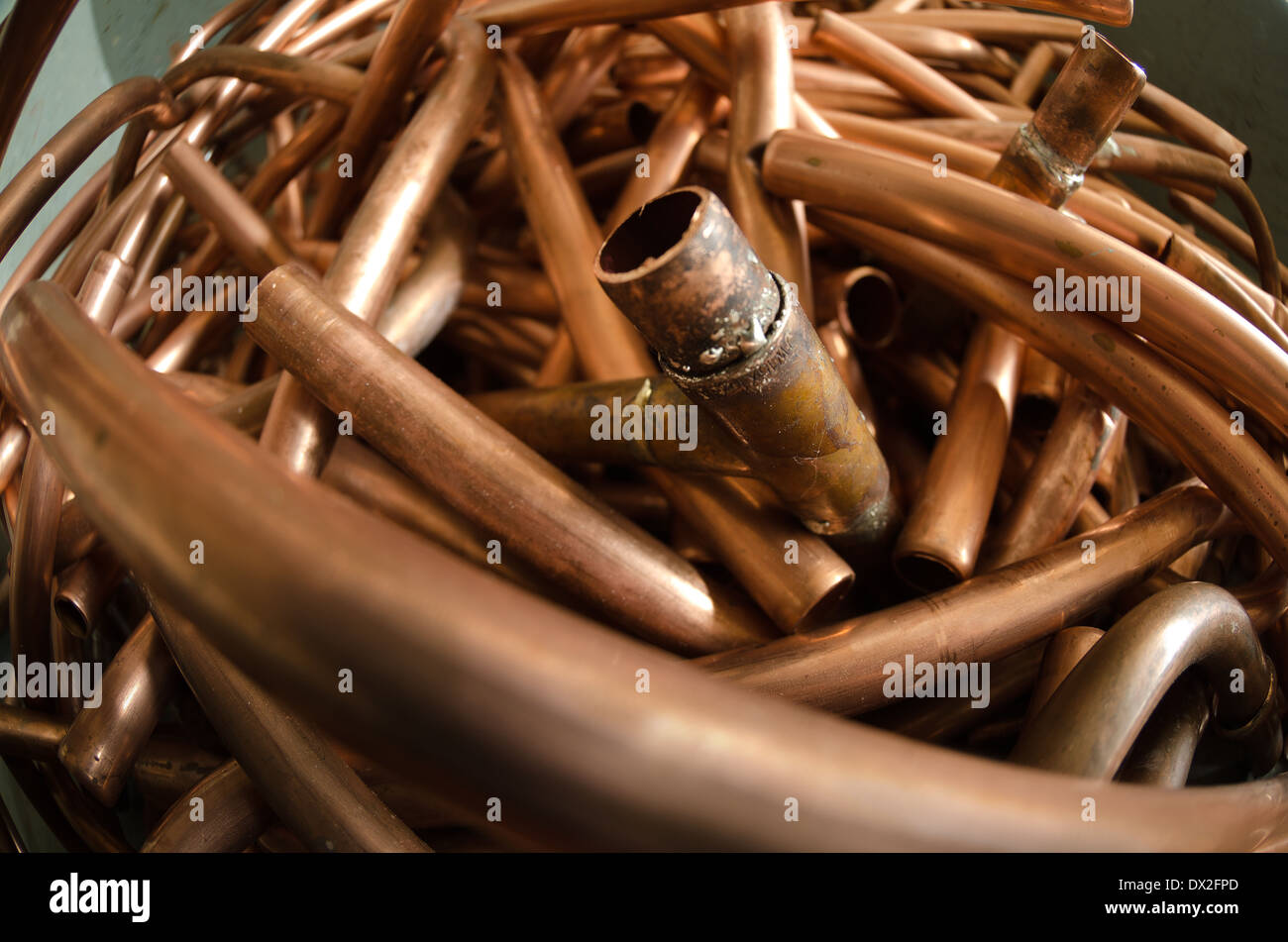 Masa de tubos de cobre para fontanería descarta y chatarra ahora Fotografía  de stock - Alamy