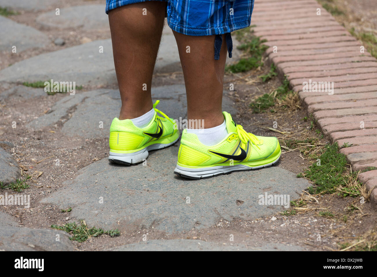 Niño usando zapatos Nike fluorescentes, el Foro Romano, Roma, Italia  Fotografía de stock - Alamy