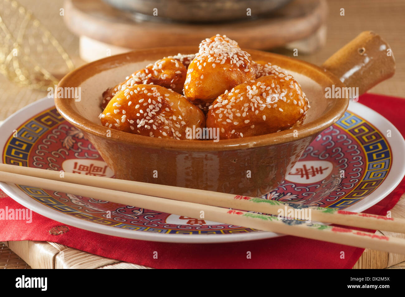 Chino buñuelos a las manzanas de caramelo Foto de stock