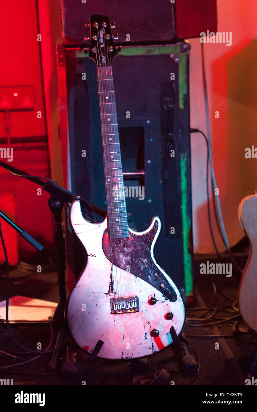 La guitarra y el amplificador en el escenario de 100 Club de Oxford Street, Londres, Gran Bretaña. Foto de stock