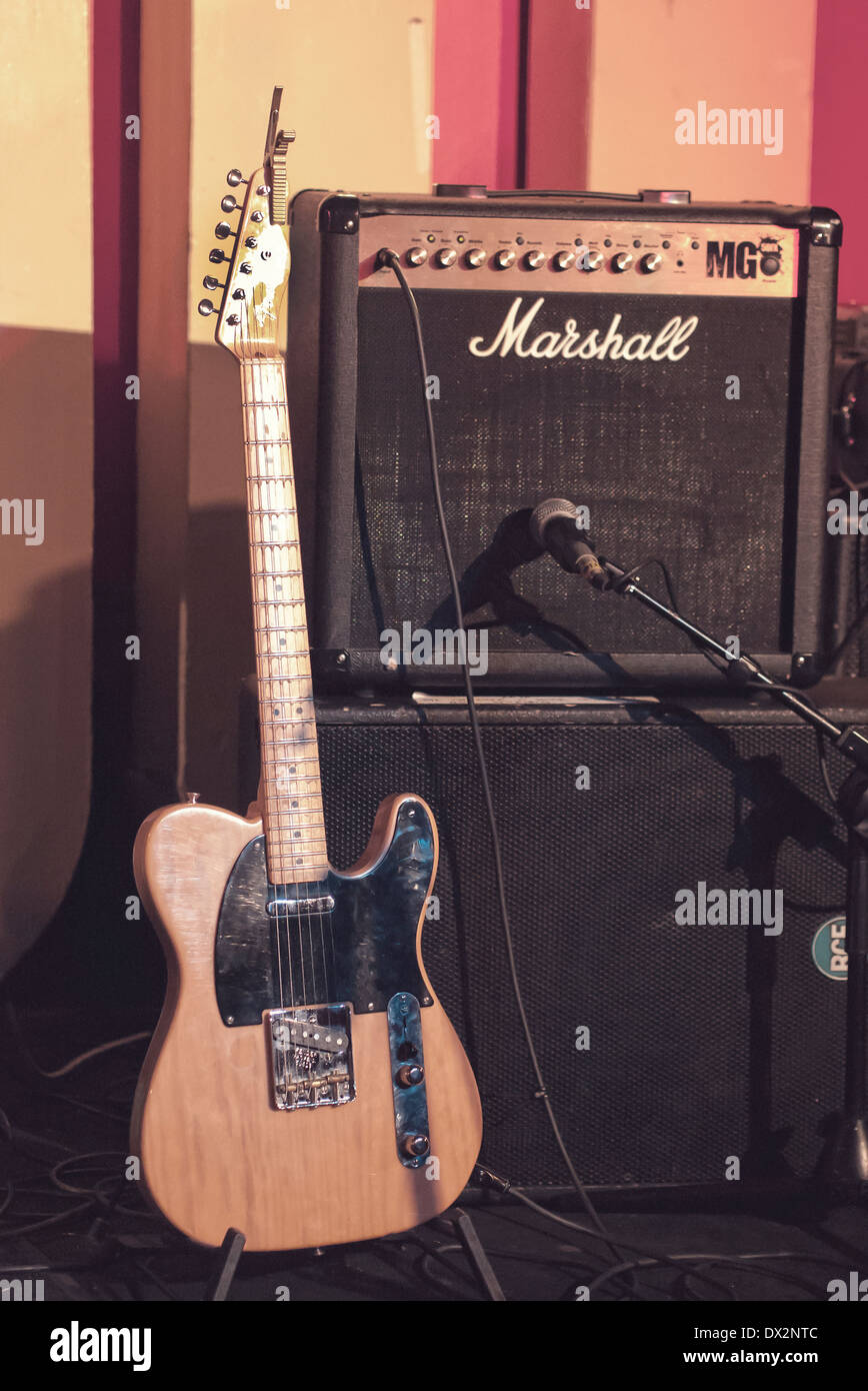 Fender Telecaster Guitarra y amplificador en el escenario de 100 Club de Oxford Street Londres Foto de stock