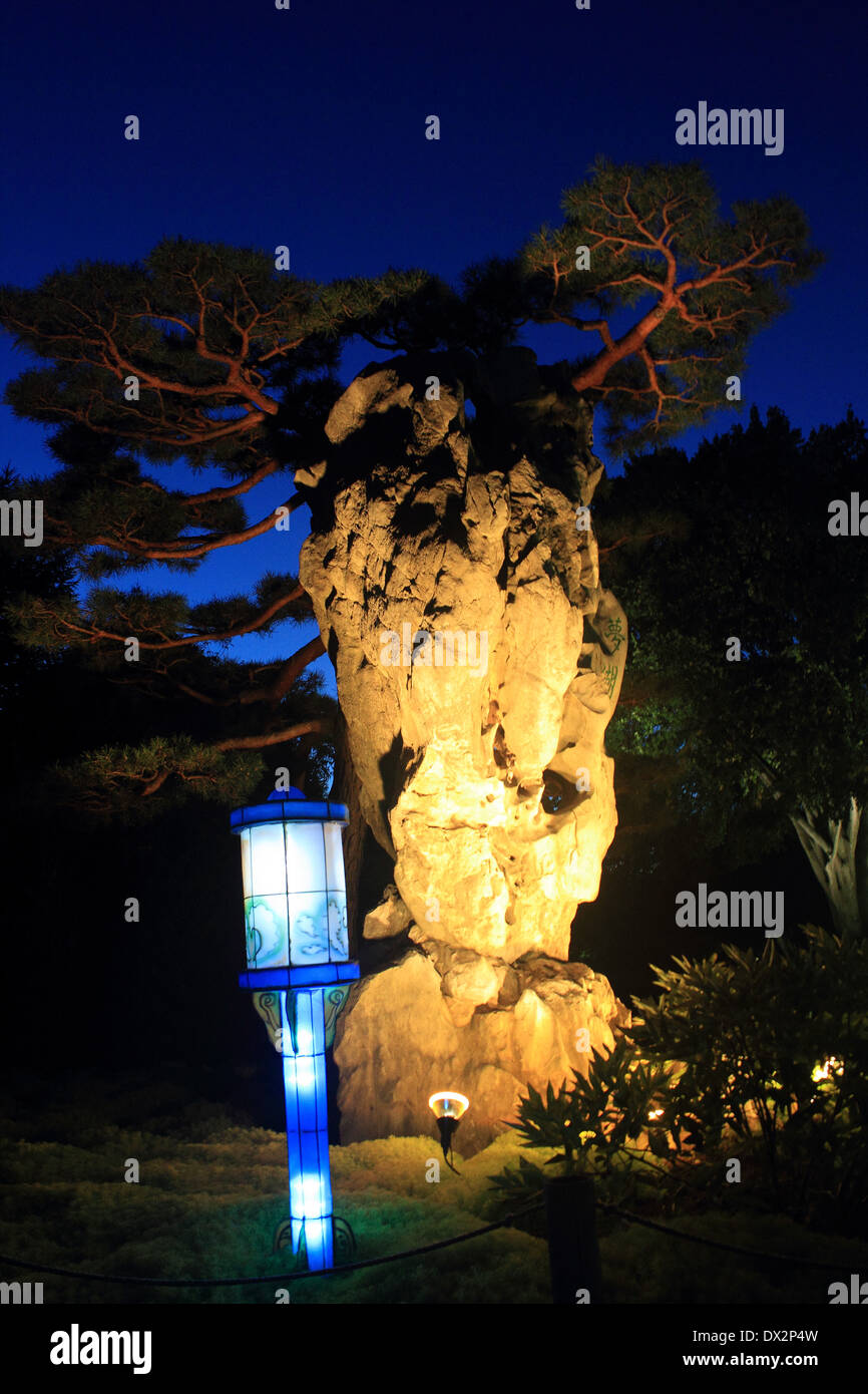 La magia de las linternas en el jardín chino del jardín botánico de Montreal, Quebec, Canadá Foto de stock