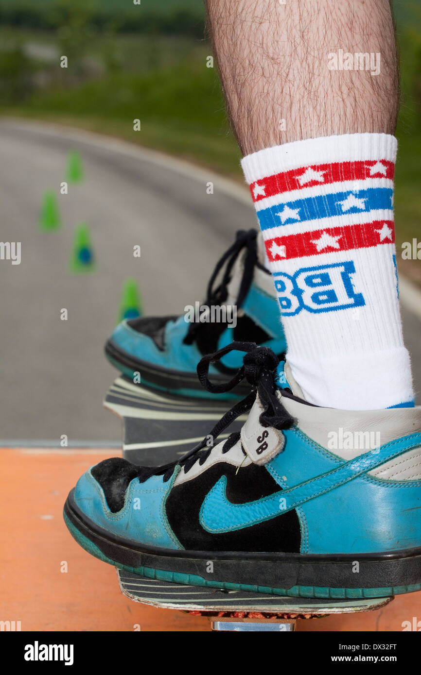 Las piernas peludas y colorido colorido calzado de un skater que esperan  iniciar un slalom Fotografía de stock - Alamy