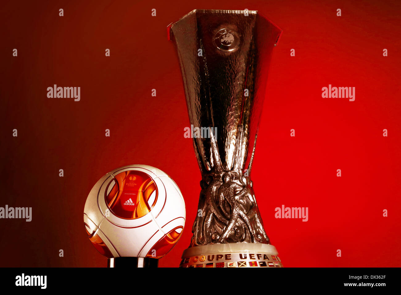 Balón oficial y el trofeo de la UEFA Europa League Foto de stock