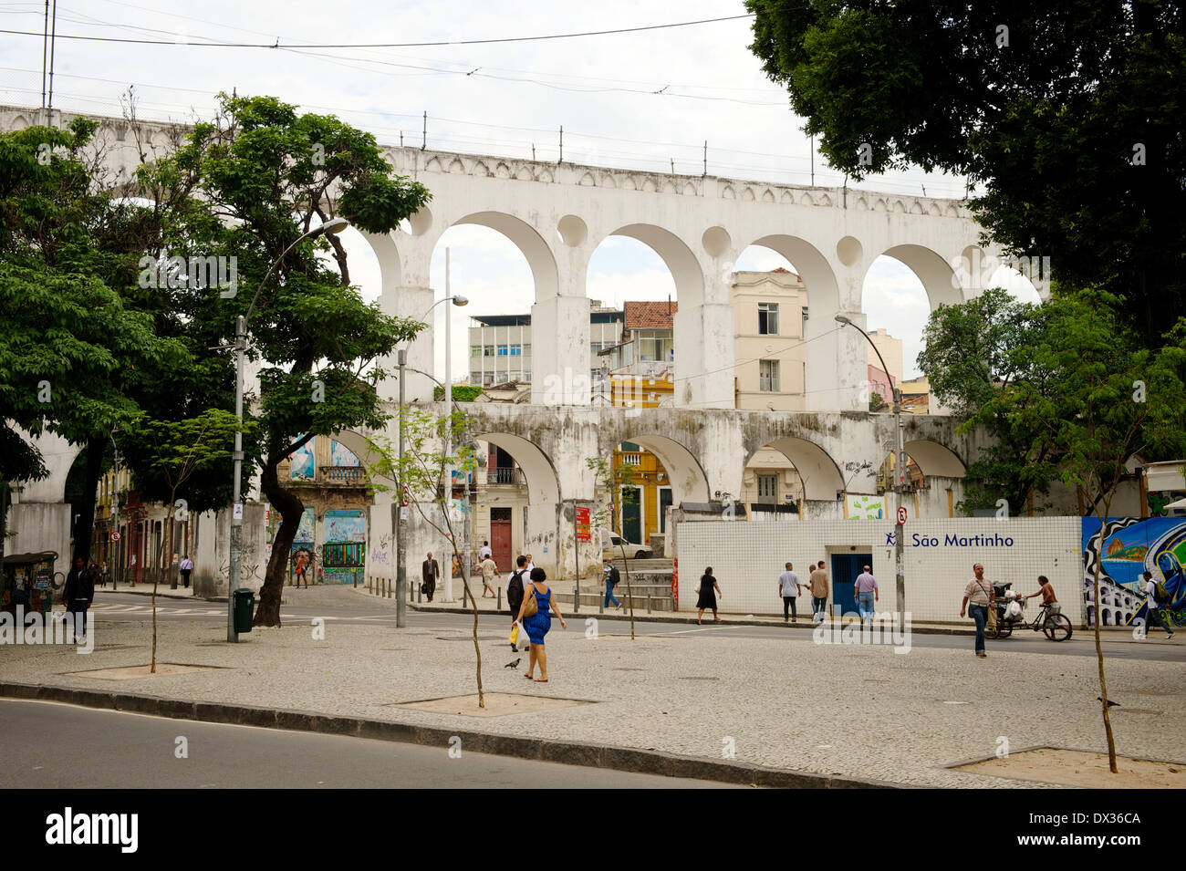 El acueducto de estilo romano Arcos da Lapa, en Río de Janeiro, esta zona de Río es muy popular entre los bares y discotecas Foto de stock