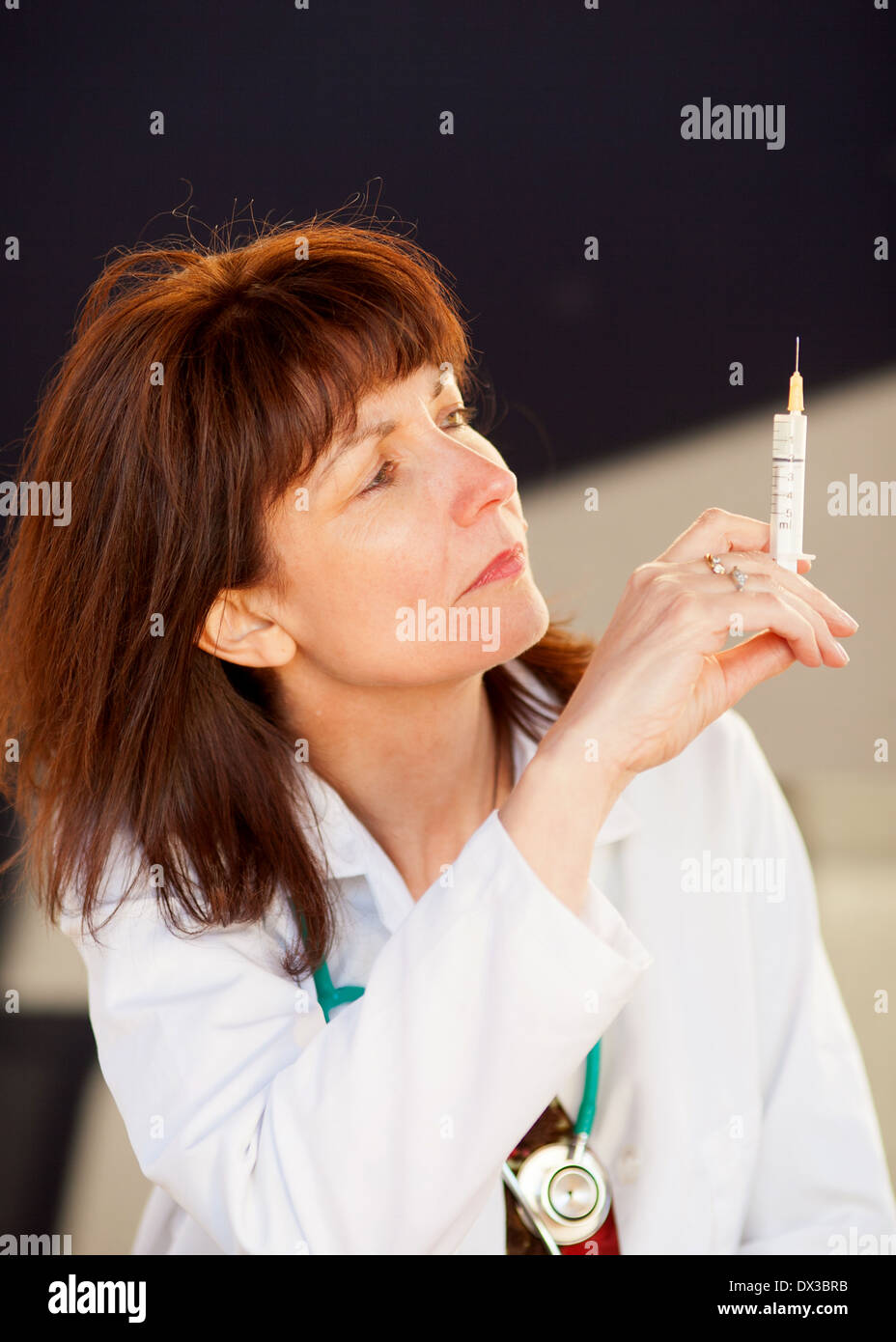 Atractivo femenino doctor con una jeringa Foto de stock