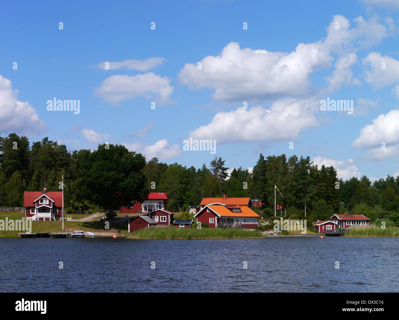 Village, en el lago Mälaren (malar), stockholms län, schweden Foto de stock