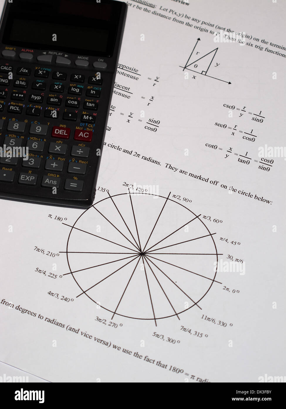 Una imagen de una calculadora con algunas ecuaciones matemáticas Fotografía  de stock - Alamy