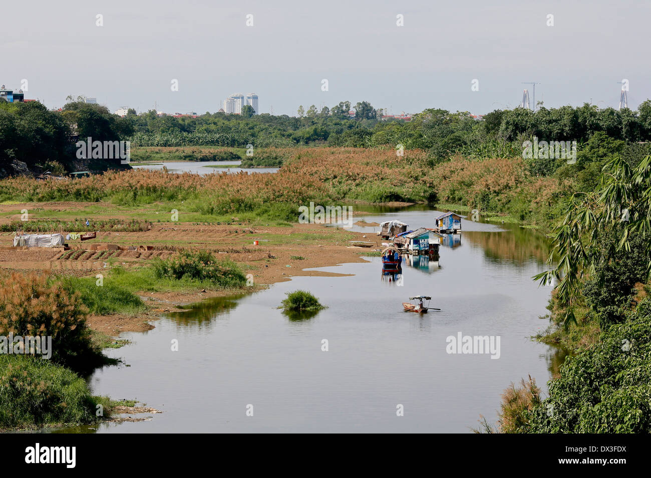 Una comunidad en el Boathouse cerca del río rojo bien largo puente