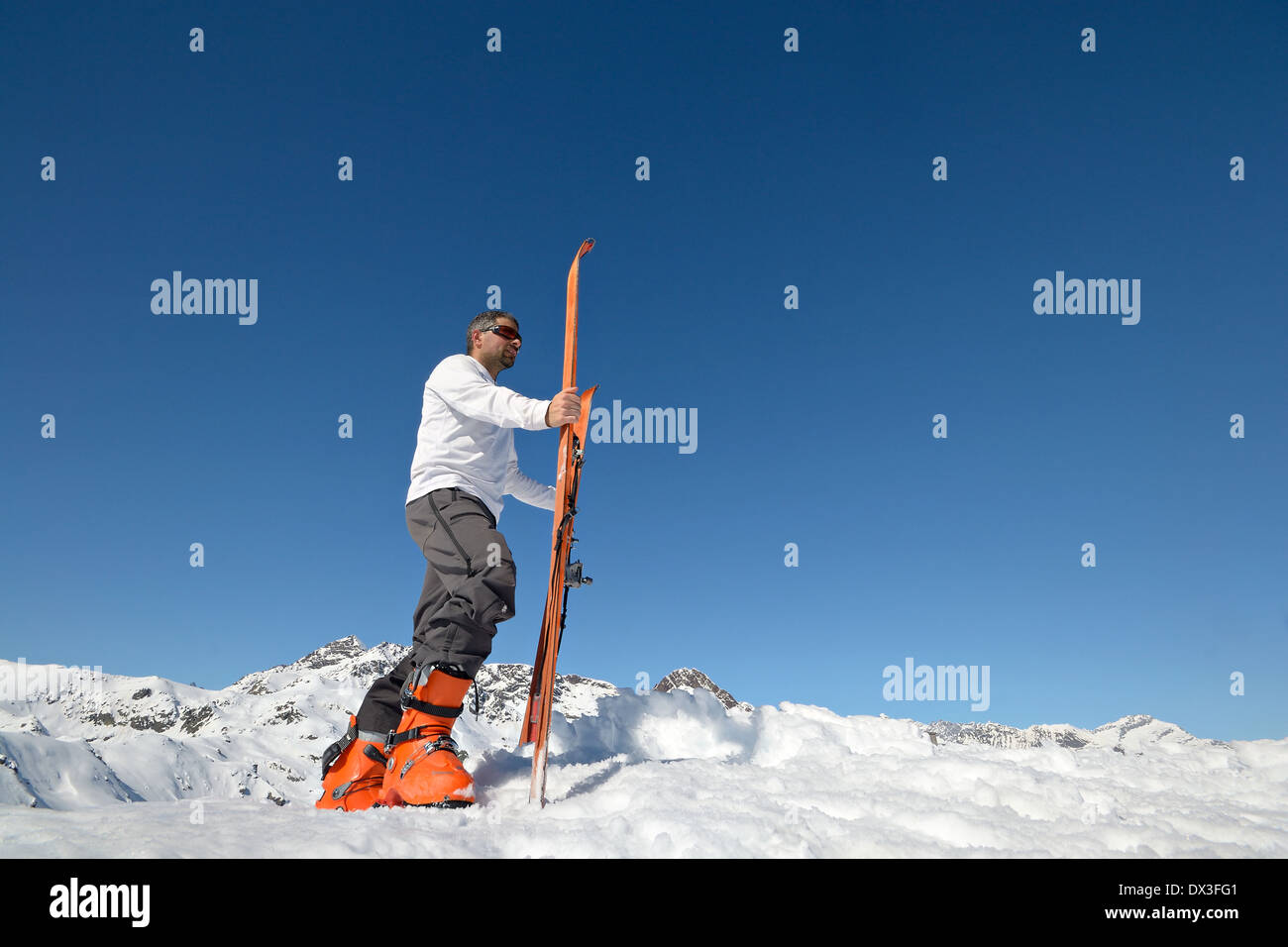 Alpinista conquistando la cumbre por el esquí de travesía. Foto de stock