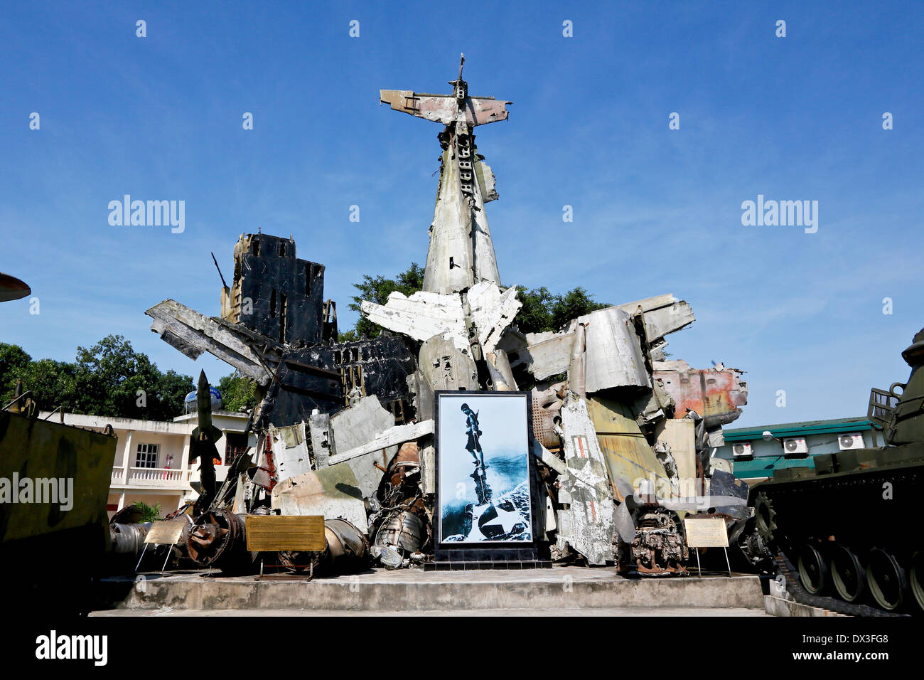 Los restos de los aviones estadounidenses capturados en el museo de historia militar de Vietnam, Hanoi, Vietnam, el sur de Asia Oriental Foto de stock