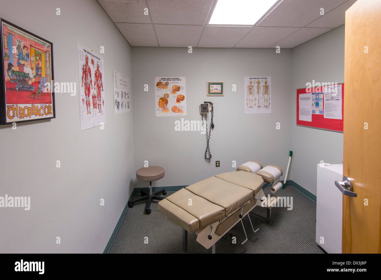 Vista superior del consultorio médico vacío con instrumentos médicos en la  mesa de escritorio utilizados para el examen profesional. Habitación del  hospital con nadie en ella equipado con otoscopio, termómetro infrarrojo  Fotografía