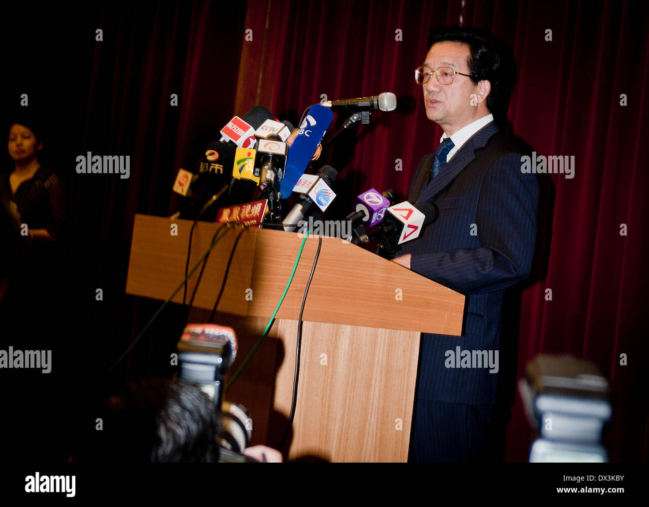 Kuala Lumpur, Kuala Lumpur. 18 Mar, 2014. Embajador chino en Malasia Huang Huikang aborda la conferencia de prensa celebrada en la embajada de China en Malasia, Kuala Lumpur, el 18 de marzo de 2014. Ningún pasajero procedente de China continental a bordo del vuelo MH370 desaparecidos pudieran estar involucrados en el secuestro o ataque terrorista, embajador chino en Malasia dijo el martes. Comprobación de antecedentes sobre todos los pasajeros procedentes de China continental no ha encontrado pruebas que respalden esa sospecha, Huang Huikang dice. Crédito: Él Jingjia/Xinhua/Alamy Live News Foto de stock