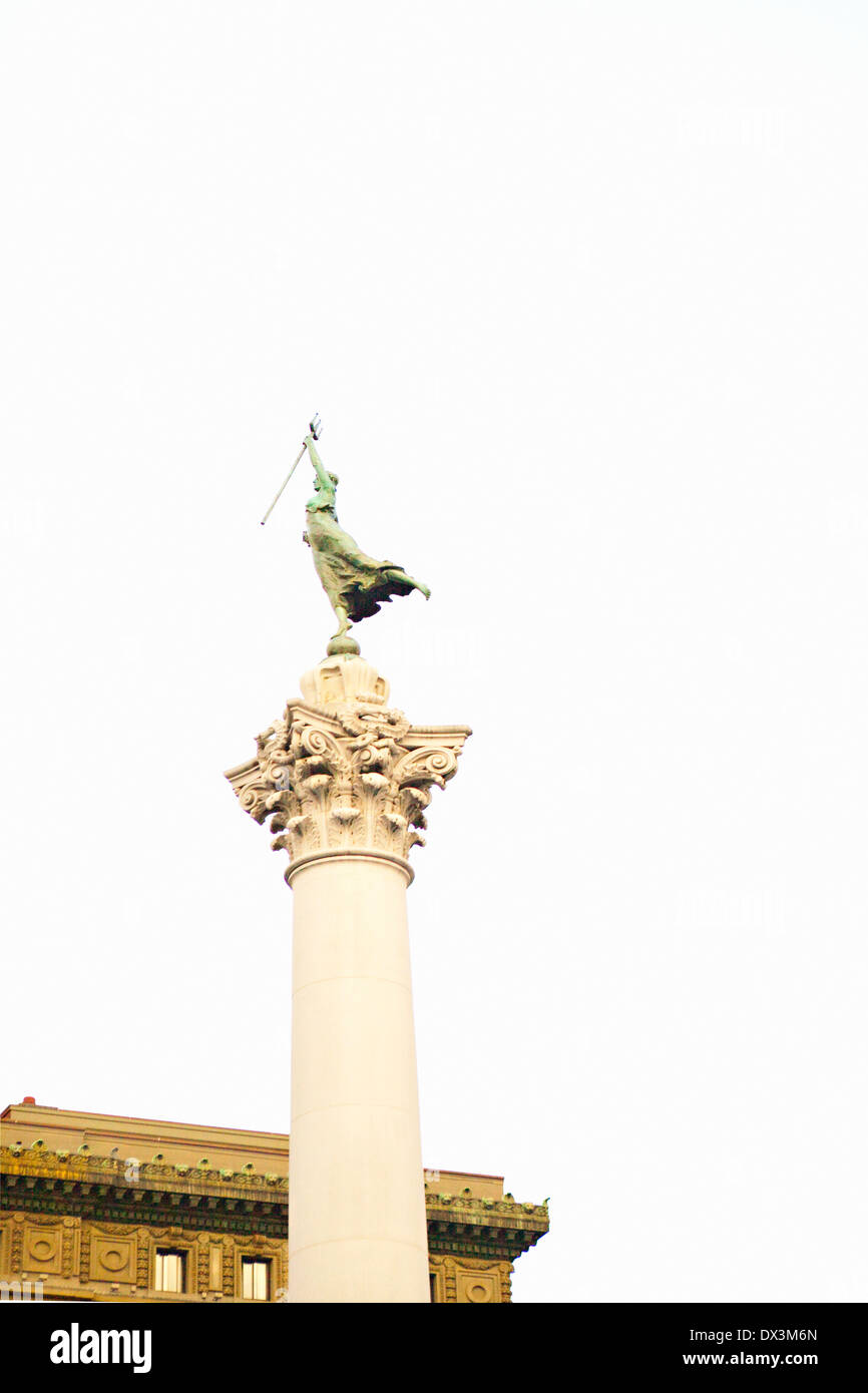 Estatua femenina con trident encima pilar ornamental Foto de stock
