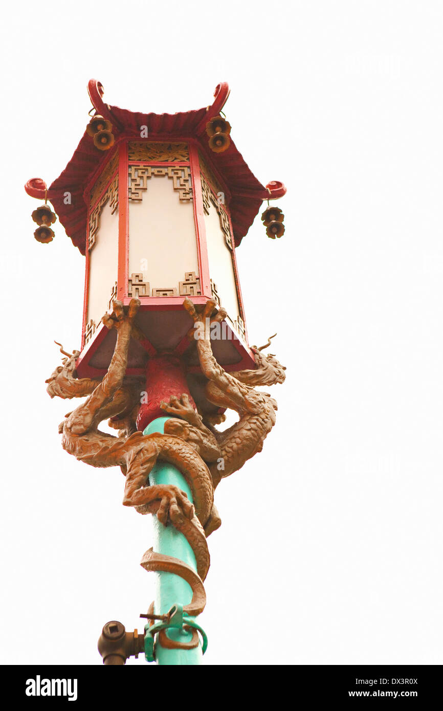 Chinatown chino ornamentados con linterna lámpara de la calle Dragones, San Francisco, California, Estados Unidos, bajo ángulo de visión Foto de stock