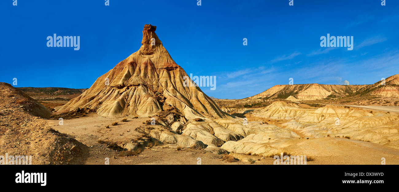 Castildeterra formación rocosa en la Bardena Blanca, zona del Parque Natural de las Bardenas Riales, Navarra, España Foto de stock