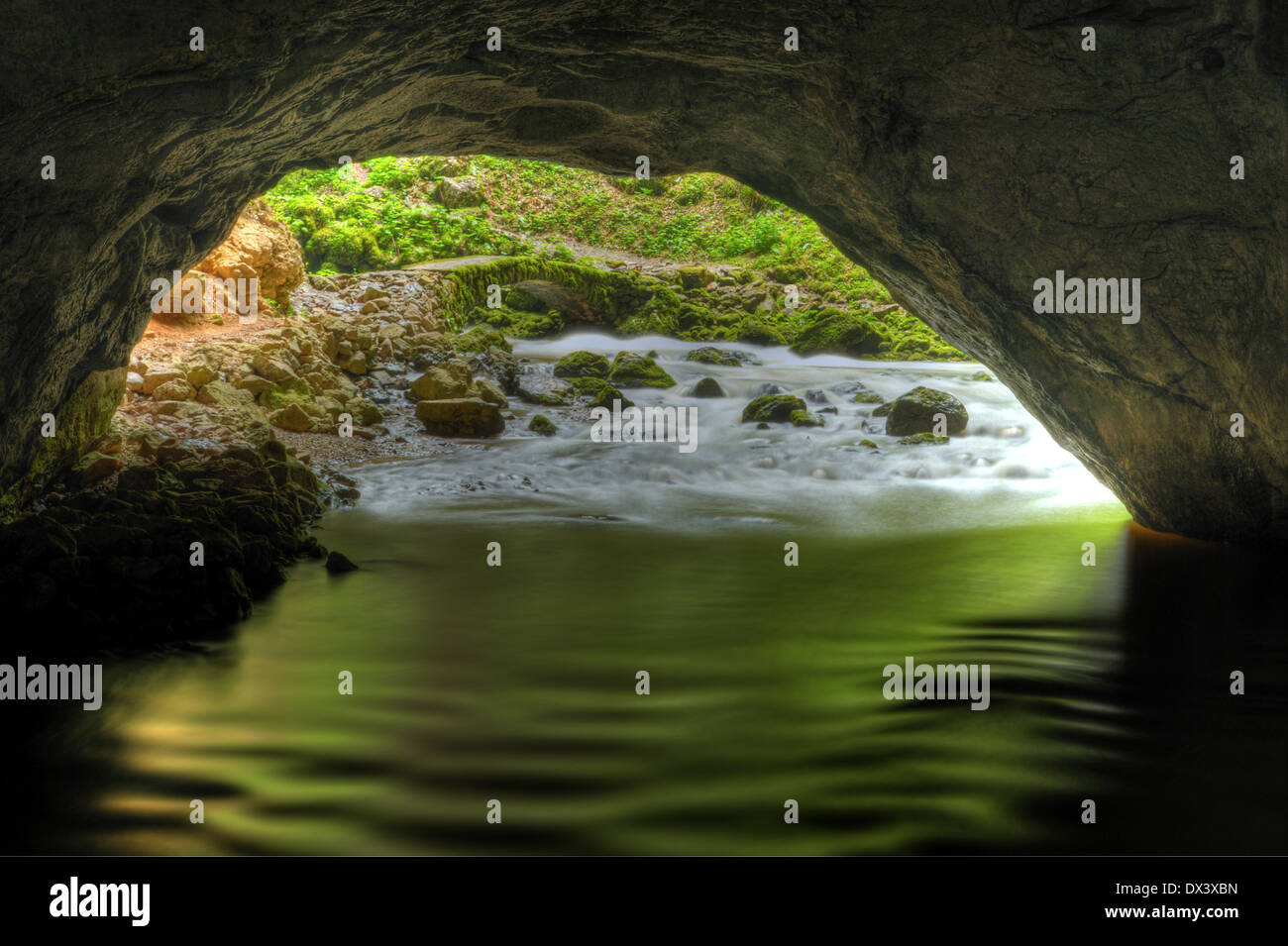 El caudal de los ríos a través de una cueva en el carst esloveno Foto de stock
