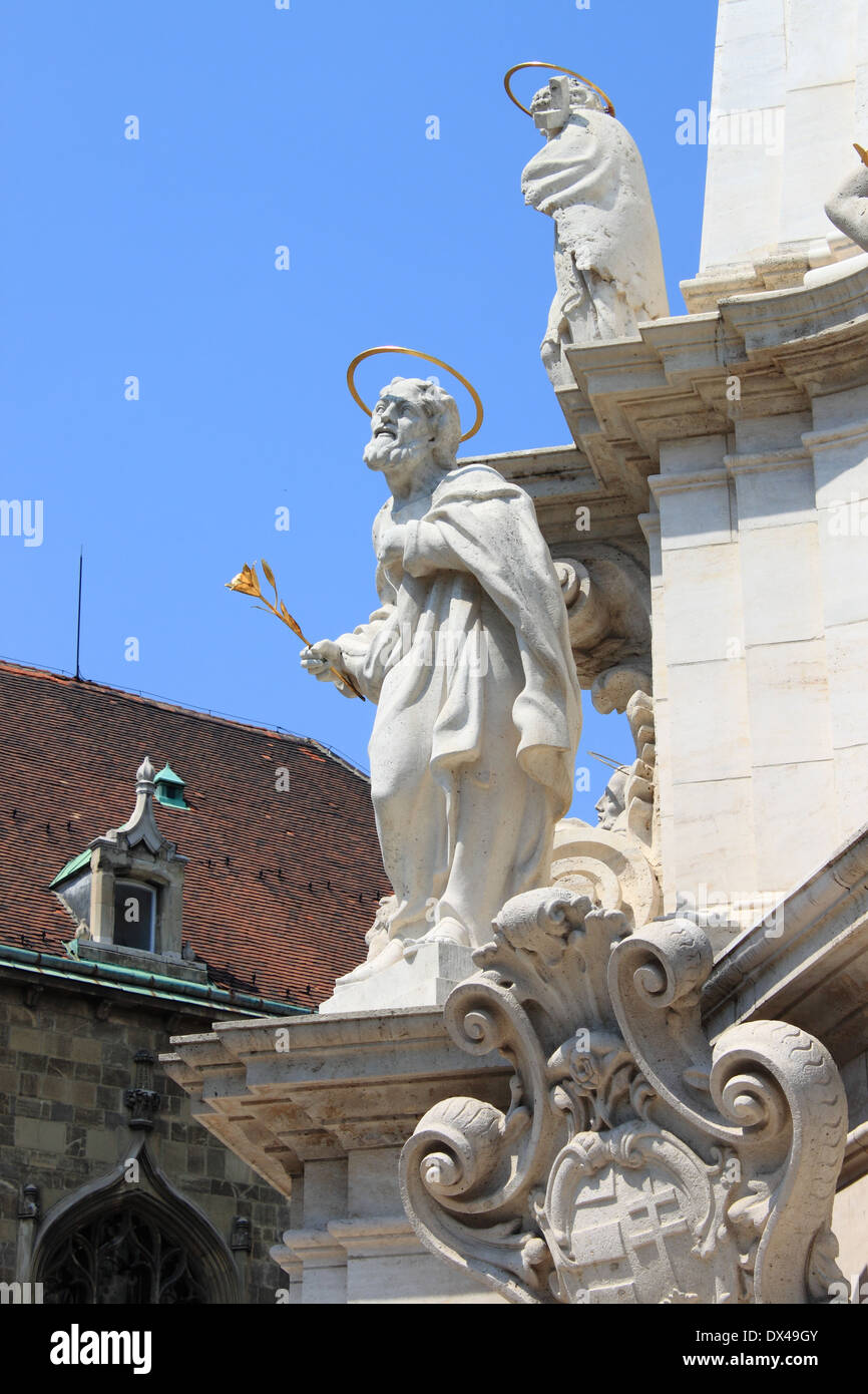 Saint estatua en la columna de la Santísima Trinidad en frente de la Iglesia de San Matías. Budapest, Hungría Foto de stock