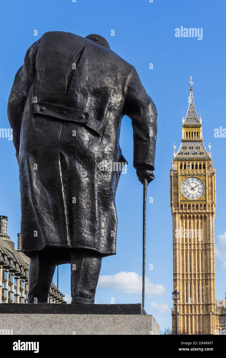 Sir Winston Churchill estatua en la Plaza del Parlamento con el Big Ben de Londres Foto de stock