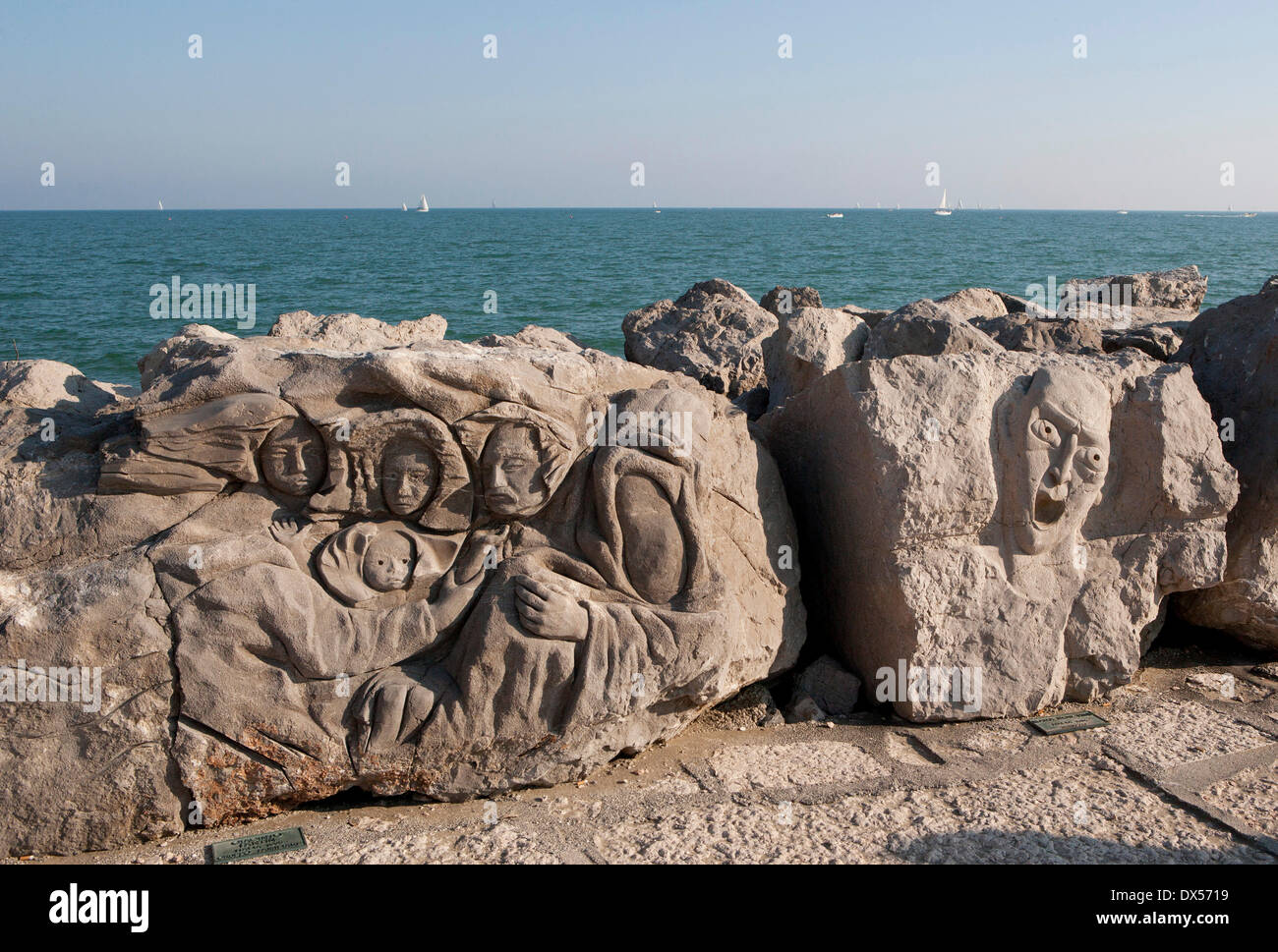 Scogliera viva, roca de socorro, Caorle, Adriático, provincia de Venecia, Italia Foto de stock