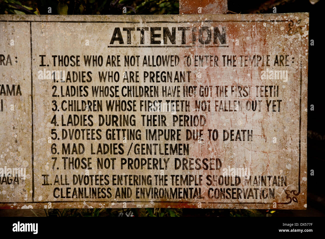 Señal de prohibición en frente de un templo balinés, cerca de Ubud, Bali, Indonesia Foto de stock