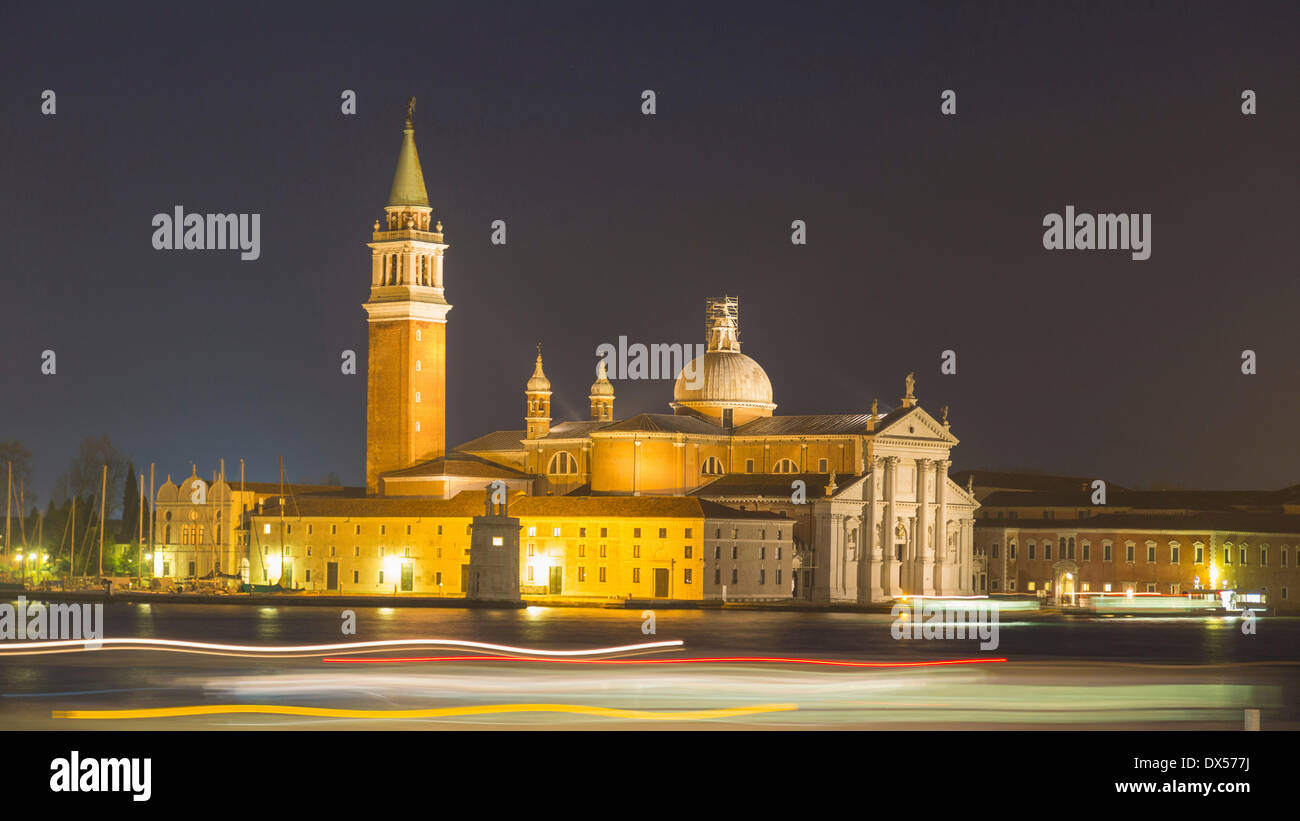 Iglesia de San Giorgio Maggiore, con el Campanile de noche, senderos de luz a los barcos de paso en la parte delantera, Venecia, Véneto, Italia Foto de stock