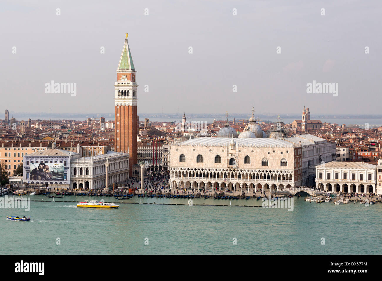 Paisaje urbano, la Plaza de San Marcos, el Palacio Ducal y el Campanile, Venecia, Véneto, Italia Foto de stock