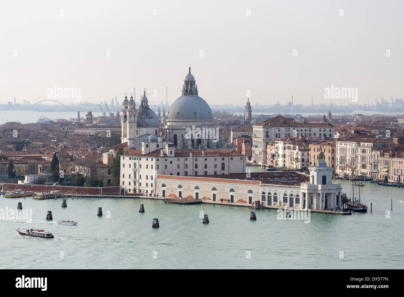 La Basílica di Santa Maria della Salute y el Gran Canal, la península en el extremo posterior, Venecia, Véneto, Italia Foto de stock