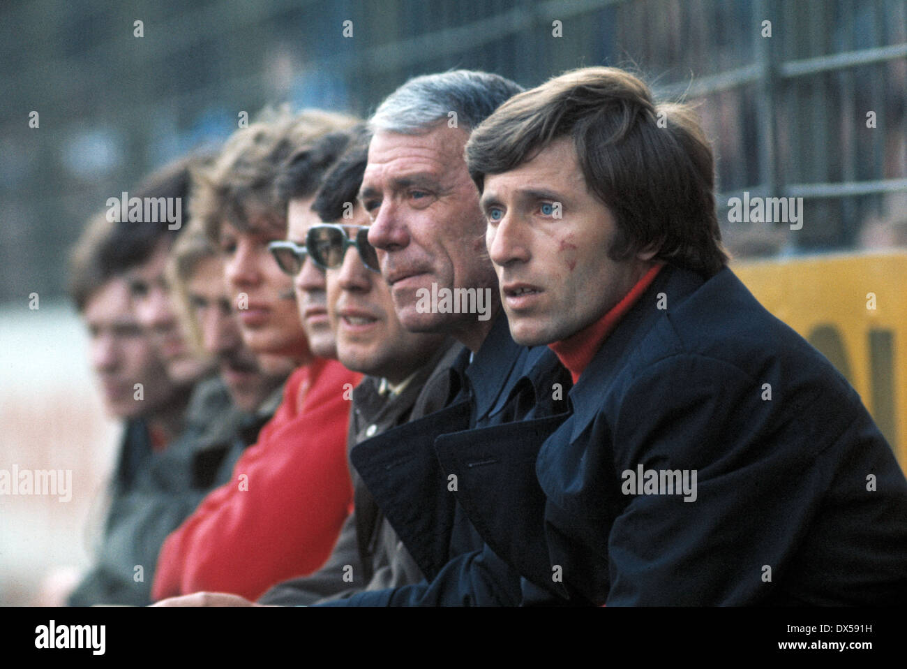 Fútbol, Bundesliga, 1973/1974, estadio am Boekelberg, Borussia Moenchengladbach versus MSV Duisburg, 3:2, banco de coaching con coach de Duisburgo Willibert Kremer (derecha). Foto de stock