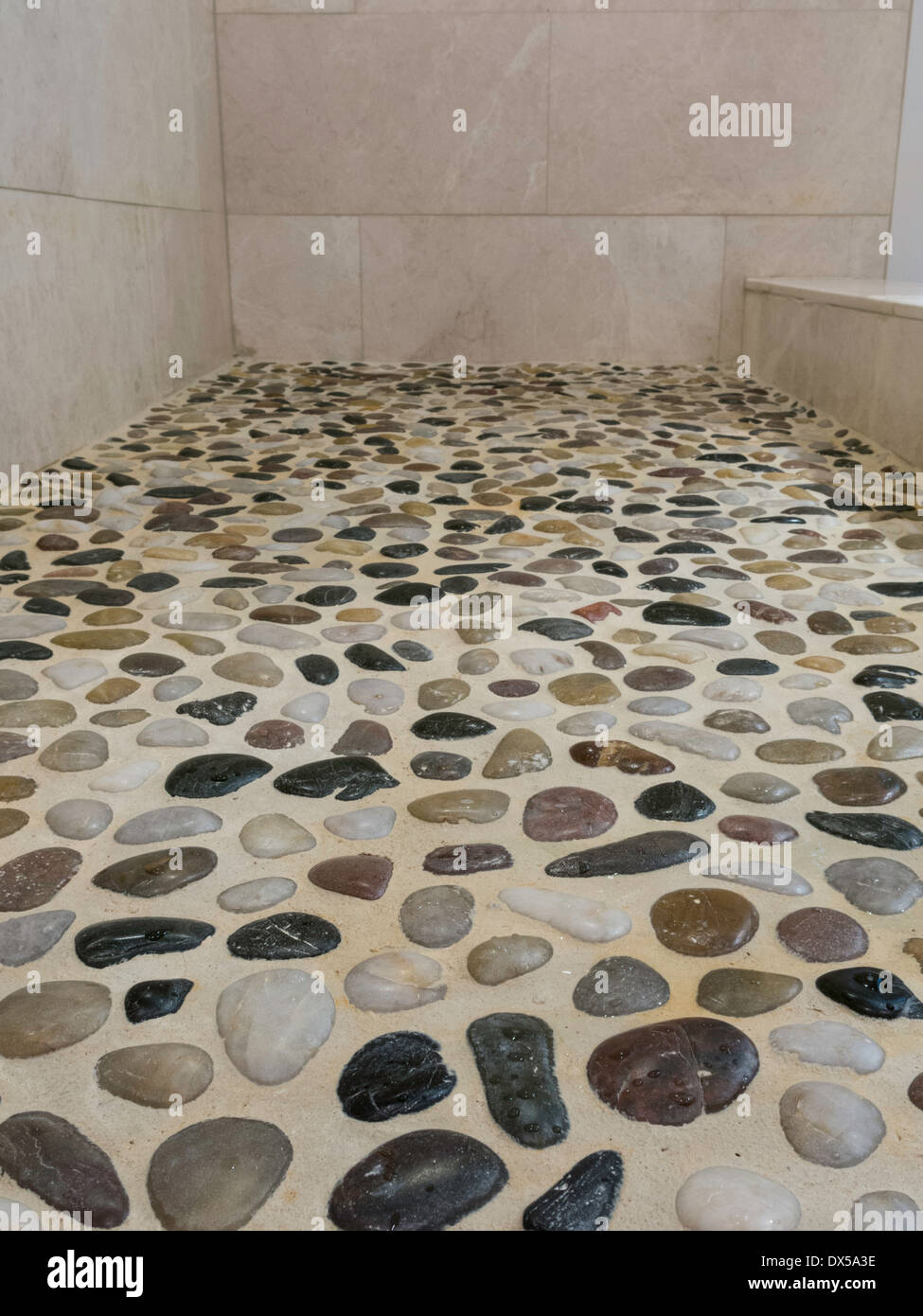 Río ducha con azulejos de piedra piso Fotografía de stock - Alamy
