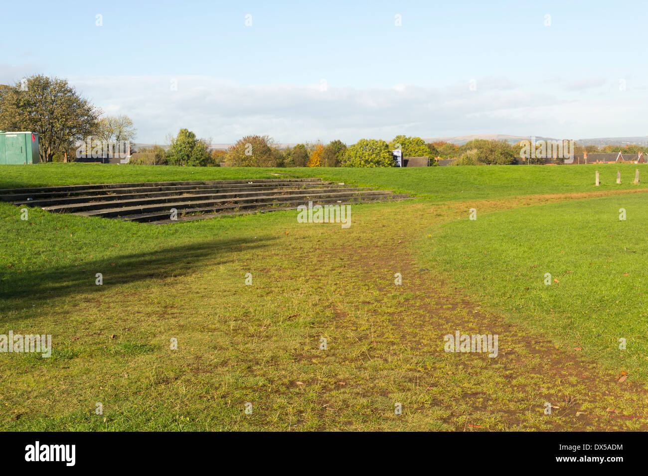 Pista de Atletismo cubierto en desuso en Harper verdes campos de juego, Farnworth, Bolon, Lancashire. Foto de stock