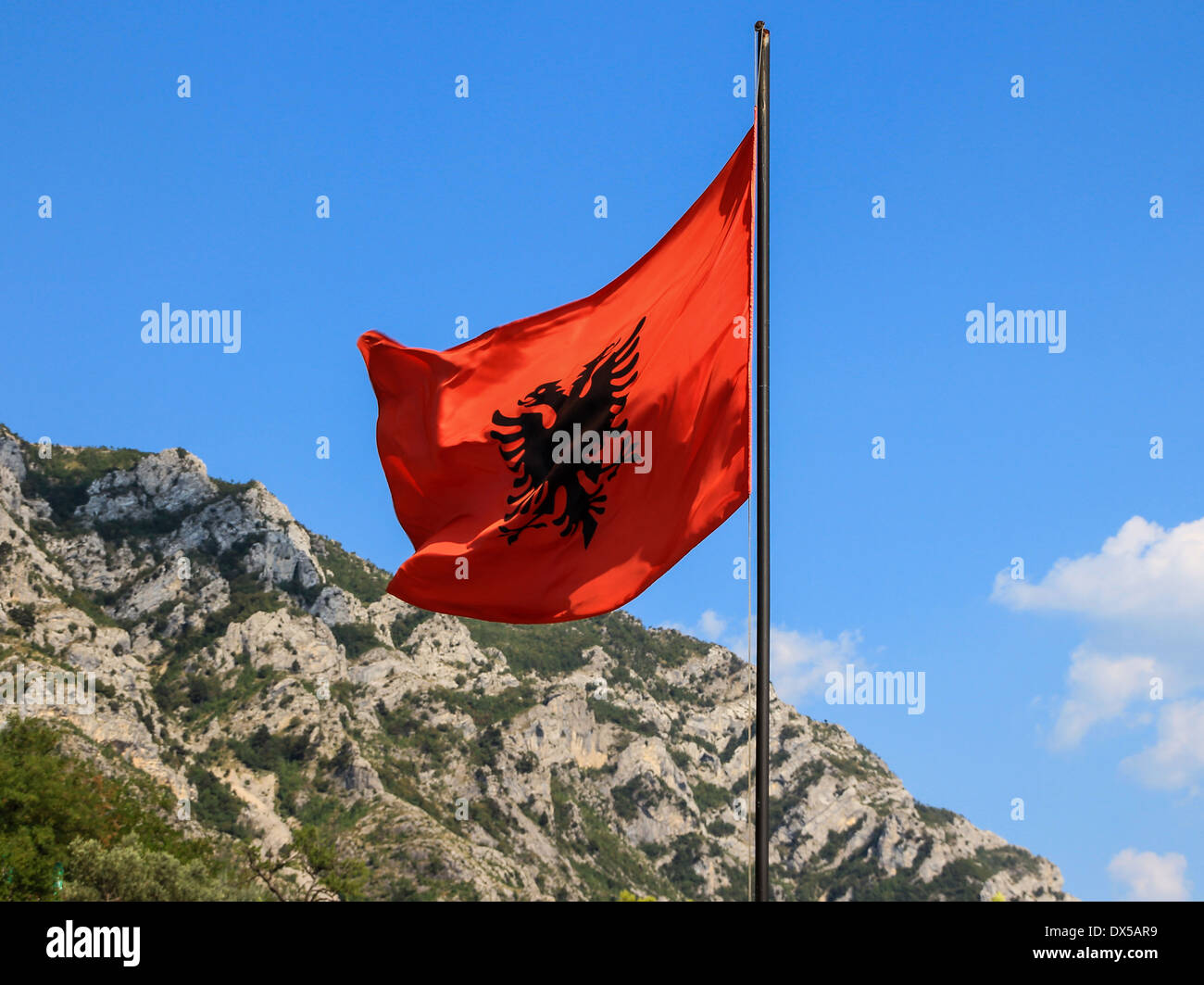 Bandera de Albania con el águila negra sobre fondo rojo, con el Fondo de  las montañas alrededor del castillo de Kruja, el castillo de héroe nacional  skanderbeg Fotografía de stock - Alamy