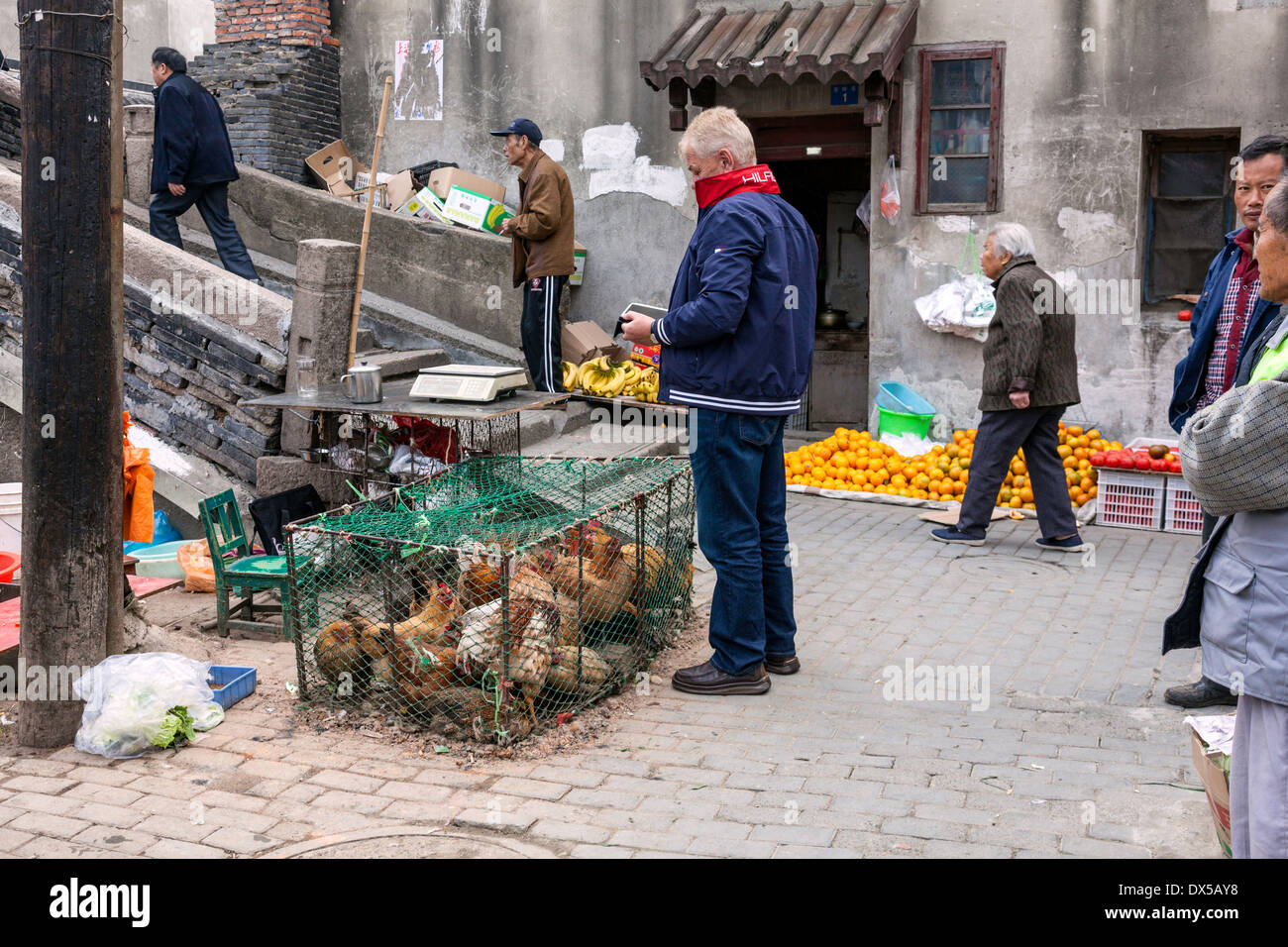 Mercado de fruta y pollo,Personas;Casa;y mercados a lo largo del Canal de Souzhou;China conocida como la Venecia de Oriente Foto de stock