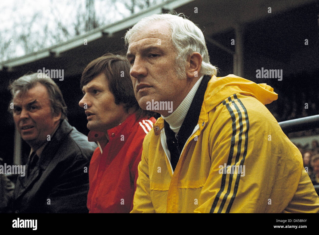 Fútbol, Bundesliga, 1974/1975, Radrennbahn Muengersdorf, 1. FC Köln vs Hertha BSC Berlin 2:1, el entrenador Georg Kessler (Hertha) sobre la banqueta de coaching Foto de stock