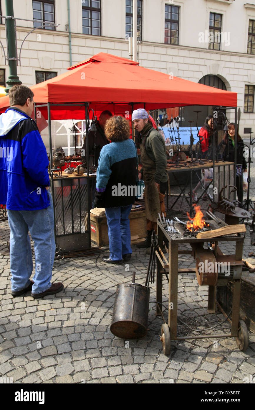 Los herreros, herreros, mercado al aire libre, la plaza de la República, en Praga, República Checa Foto de stock
