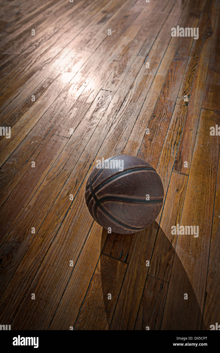 El baloncesto, el antiguo Tribunal de madera Foto de stock