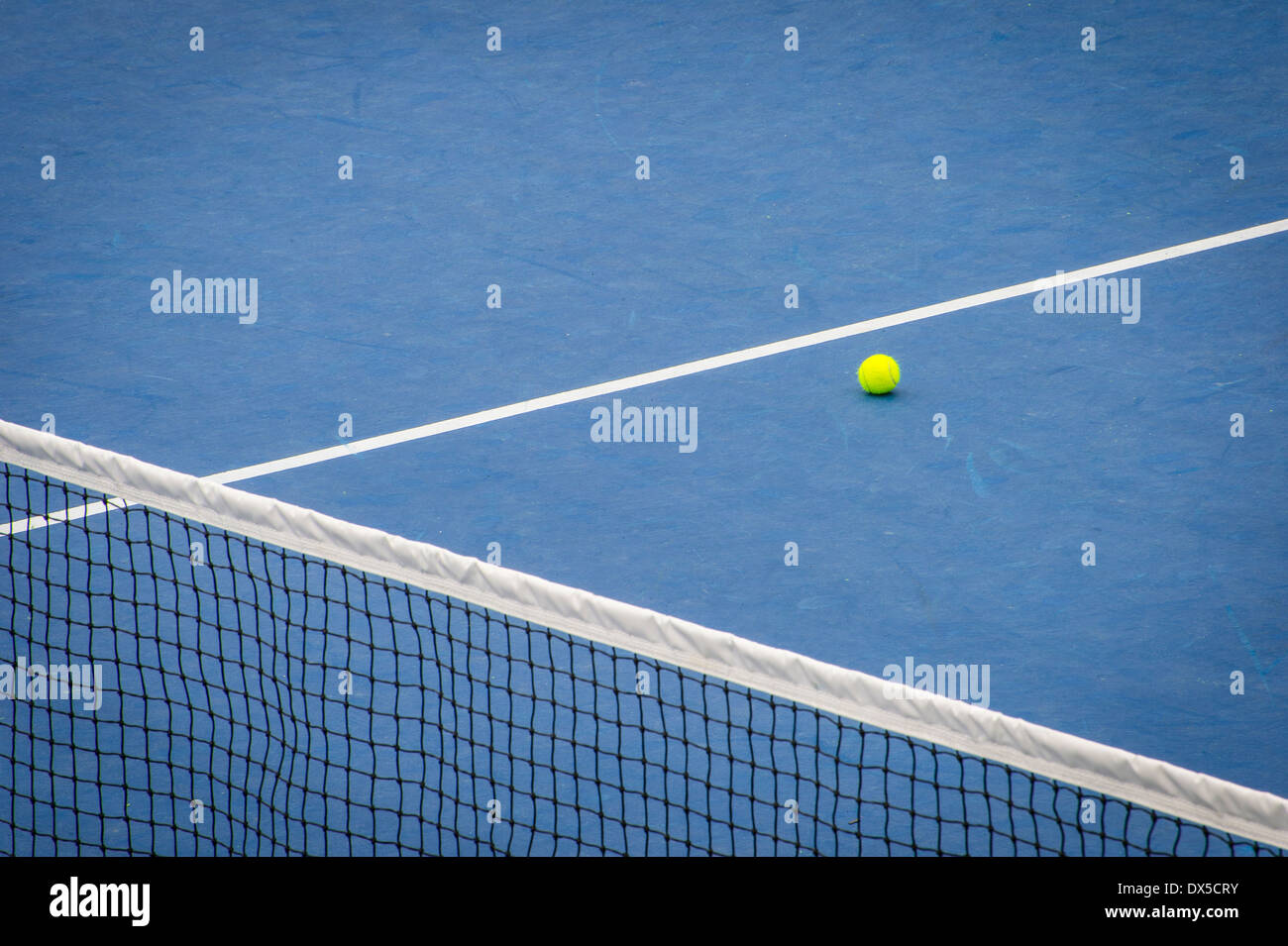 Pista de Tenis azul con pelota de tenis Foto de stock