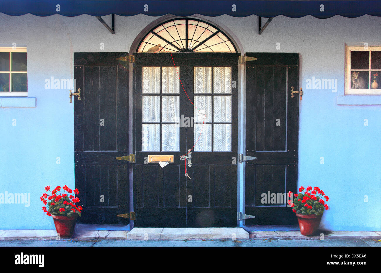 Mural realista de una puerta de madera y ventanas con macetas en la ciudad de Sarasota Florida, EE.UU. Foto de stock