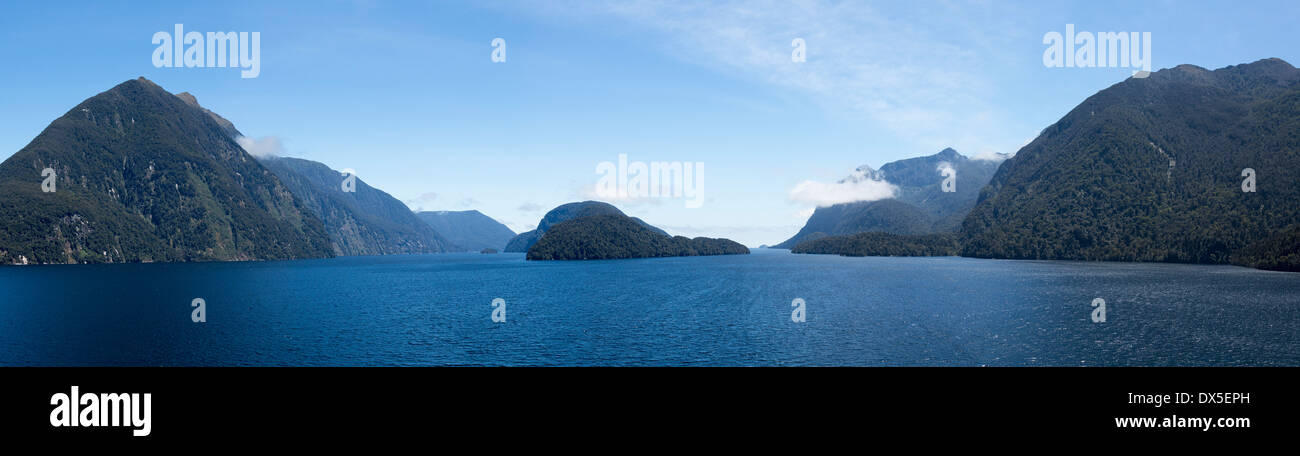 Doubtful Sound en el Parque Nacional de Fiordland, Nueva Zelanda Foto de stock